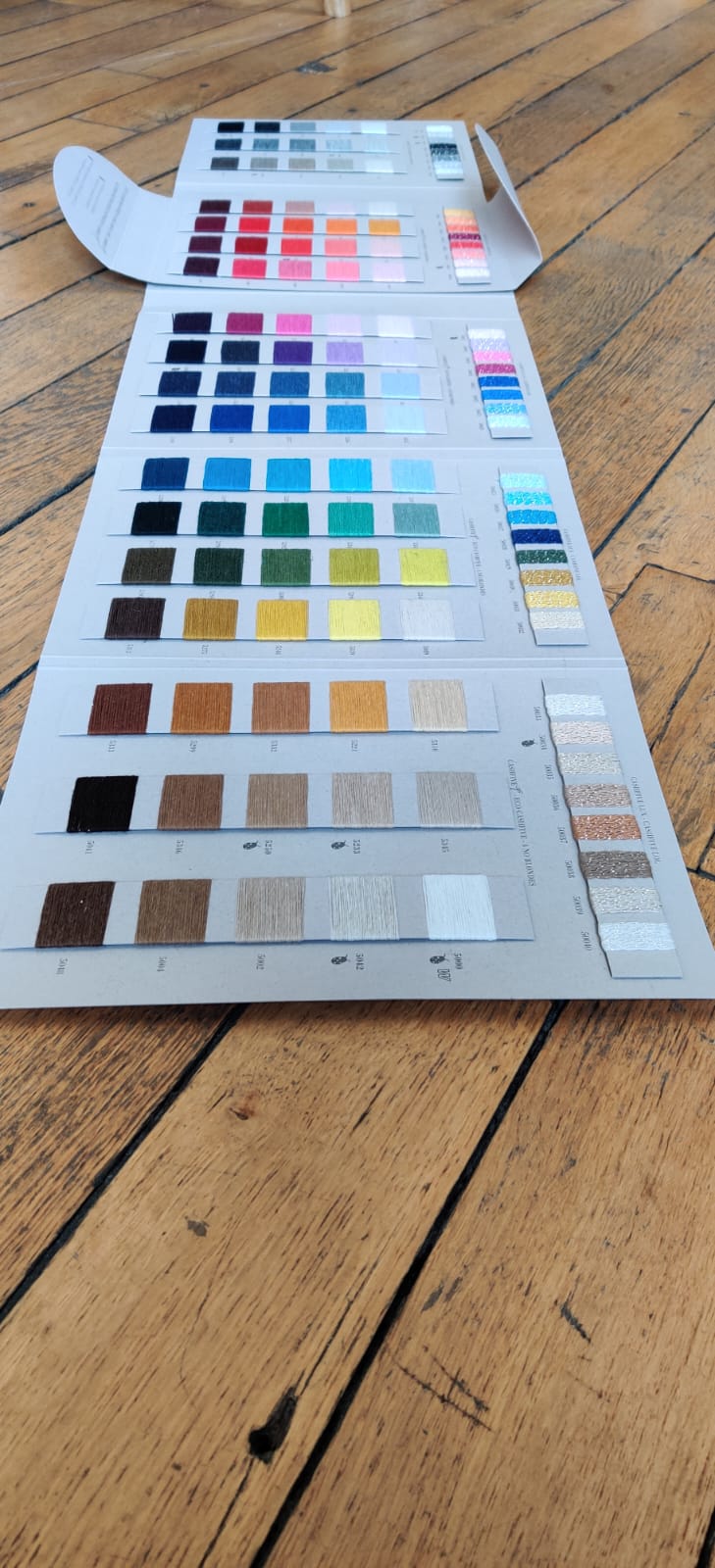 Cartes de coloris de fils de couture, du marine au sable