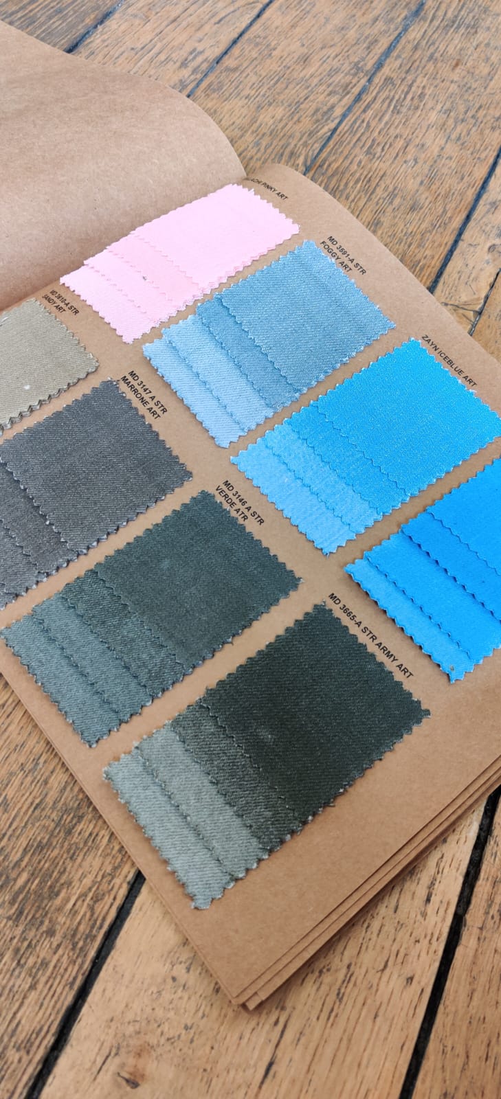 Détail d'un carnet de tissus : coloris rose, chambray et bleus