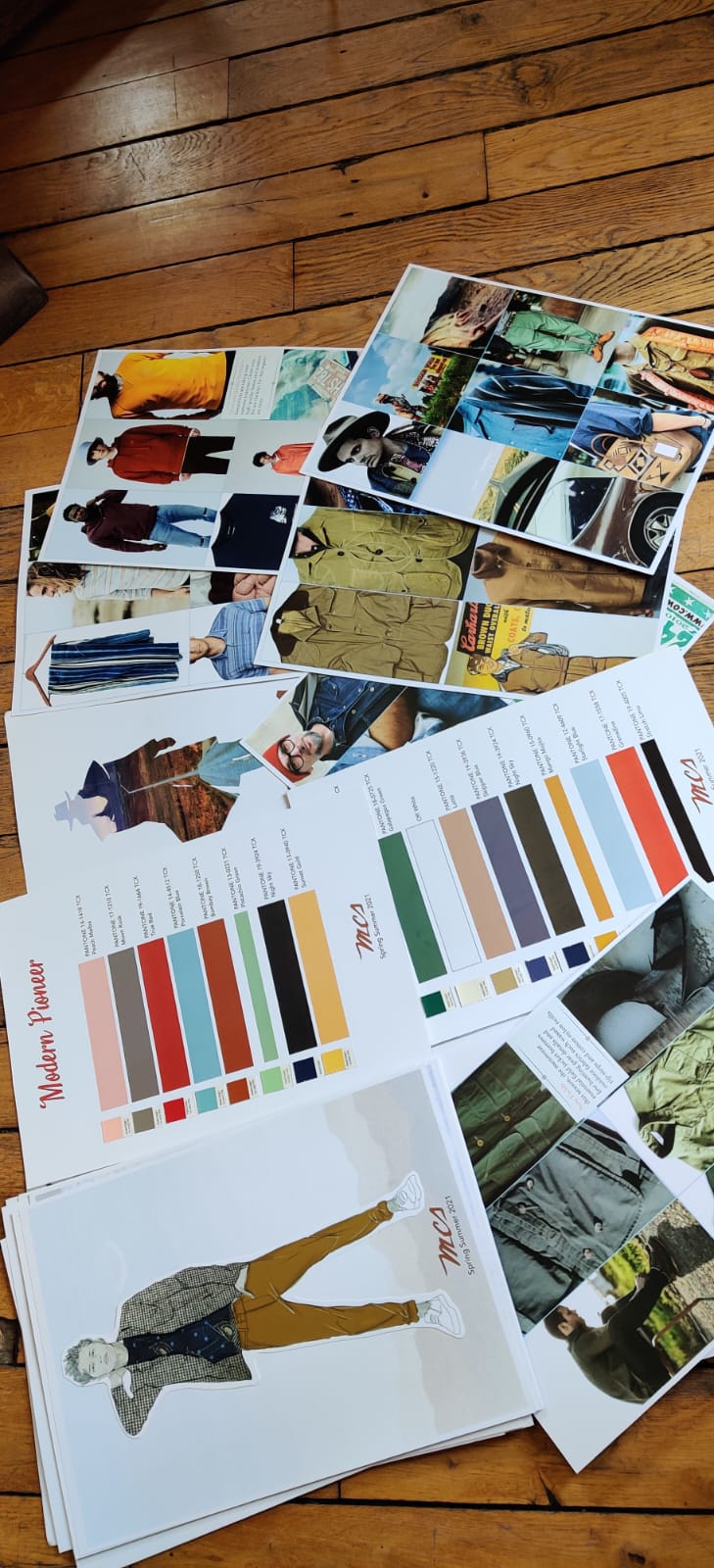Planche de coloris et de tendance déployée pour choisir les tons d'une salle