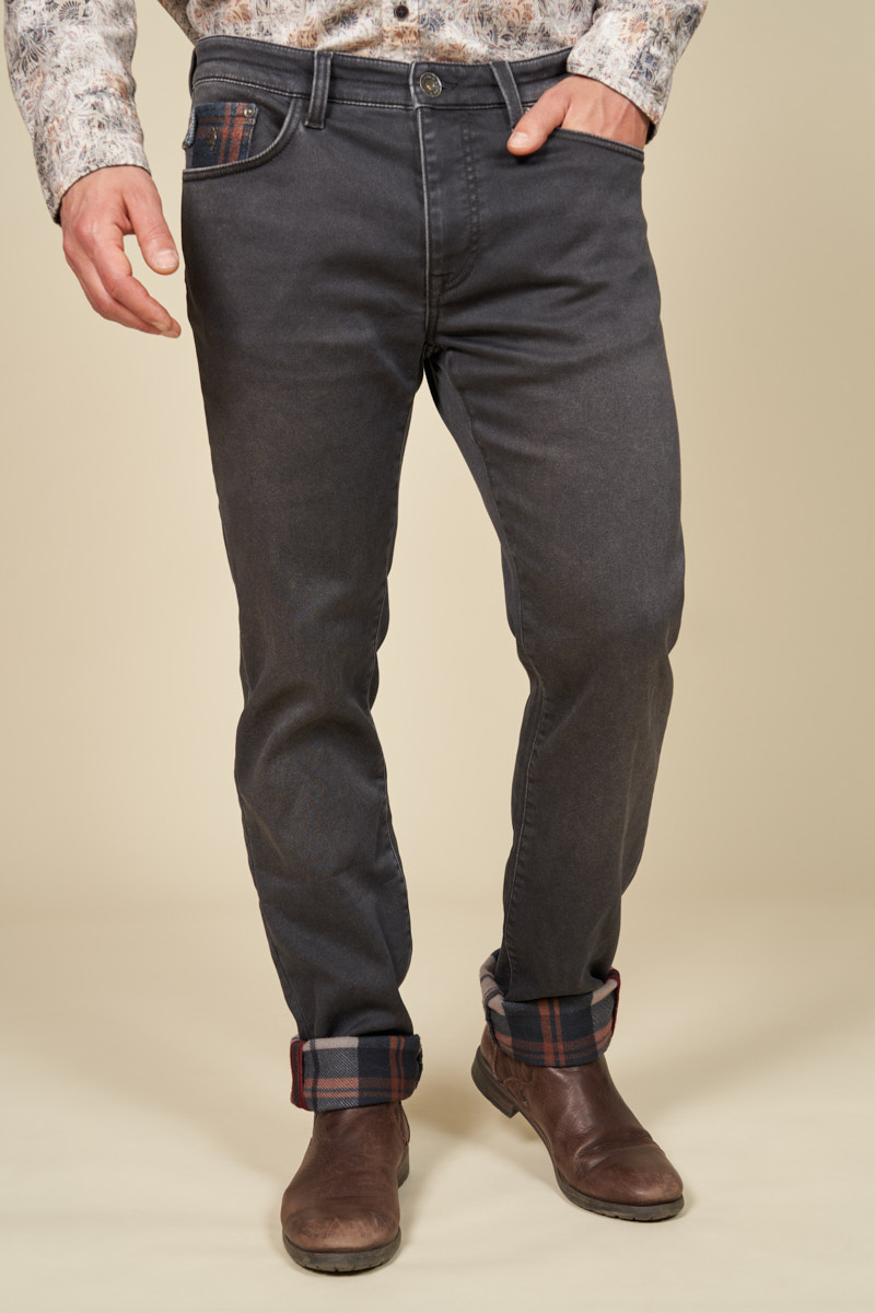 Pantalon chino produit pour une tenue d'entreprise