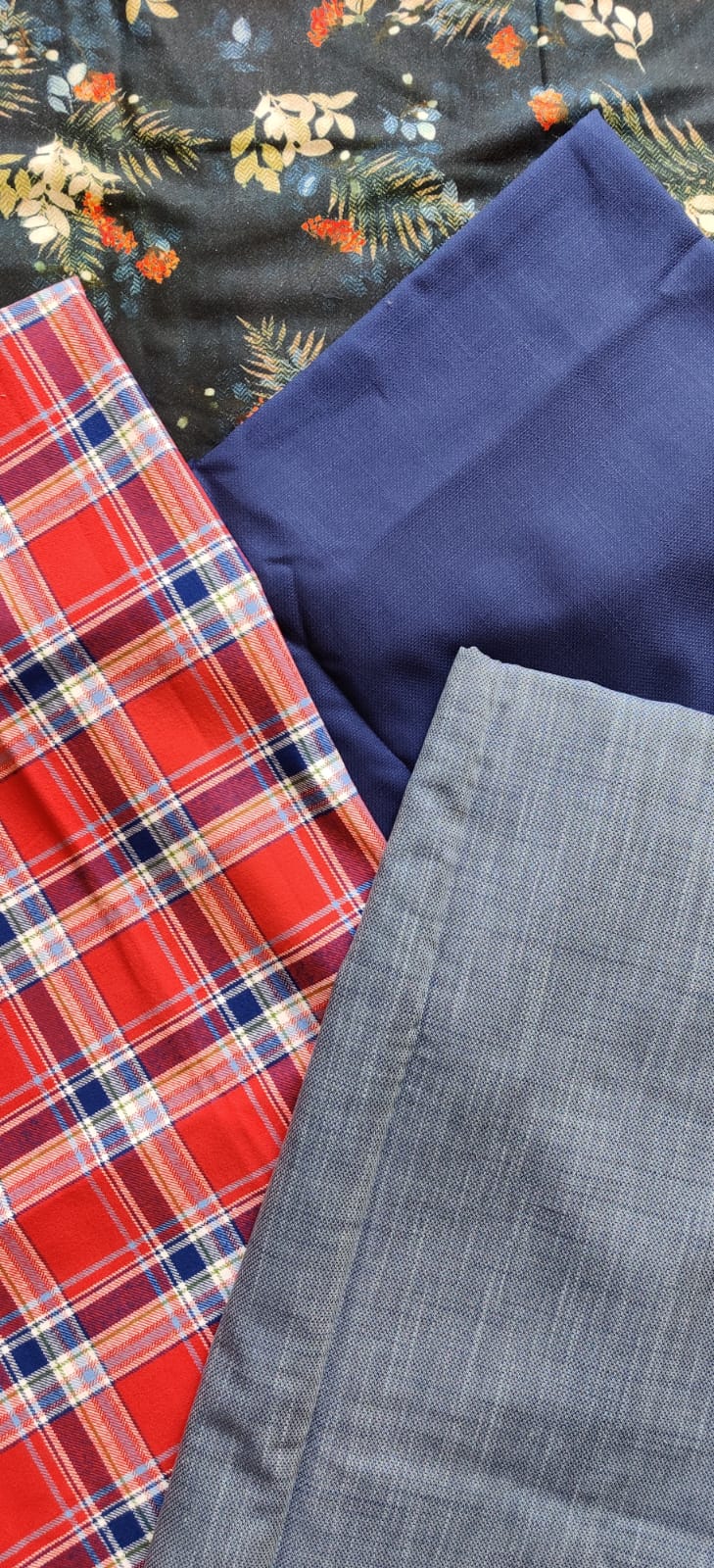 Coupons de tissu pliés : carreaux rouges, toile marine et chambray